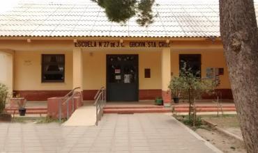 Ordenanzas de Escuela N°27 de Ulapes percibirán sus becas laborales