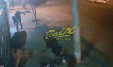 Tres jovencitas sufrieron un violento asalto y el momento fue captado por una cámara de seguridad
