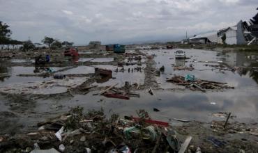 Más de 830 muertos, entierros masivos y desaparecidos por el tsunami en Indonesia