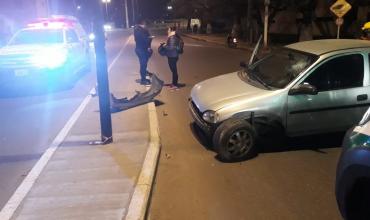 Usaba su celular mientras conducía y chocó