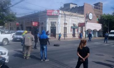 PEM cortan calles en el centro en reclamo por el pago de sus sueldos