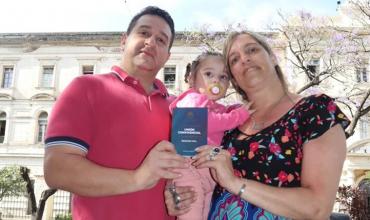 Dos rosarinos obtuvieron la primera libreta de unión convivencial: qué derechos les asegura el trámite