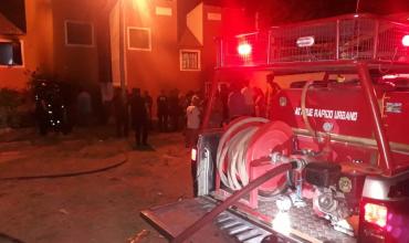 Un hombre sufrió graves quemaduras en el incendio de una vivienda