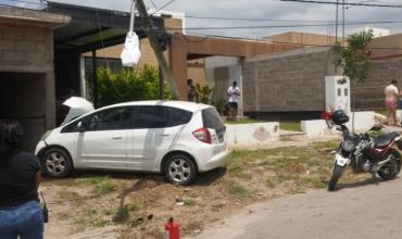 Perdió el control del auto y se incrustó contra una casa