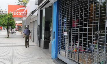 A partir del martes, y sólo por la mañana, los comercios podrán abrir sus puertas al público