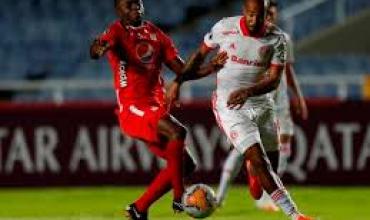 Leandro Fernández, expulsado en el Inter de Coudet por pegar sin pelota