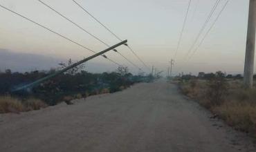 Incendio afectó postes de energía y hay corte en la zona Sur de la Capital riojana