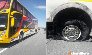 Explotó la cubierta de un micro que viajaba de San Luis a La Rioja