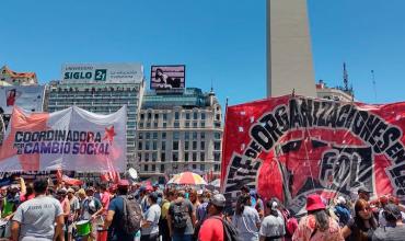 Organizaciones de izquierda marchan para que no se pague la deuda y ocasionan caos en el centro porteño