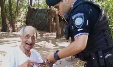 Córdoba: el policía que le regaló lo más importante a un anciano que vive solo