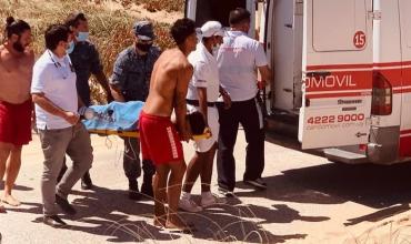 Seis argentinos fueron arrastrados por la marea en Punta del Este: dos fueron hospitalizados por asfixia