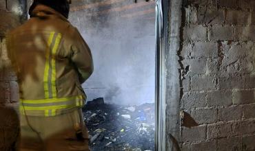Voraz incendio provocó pérdidas totales de una vivienda 