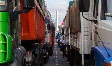 Por la escasez de gasoil, transportistas protestarán en el Obelisco