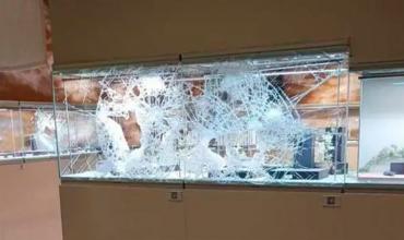 Países Bajos: ladrones rompieron una vitrina a mazazos y robaron joyas millonarias