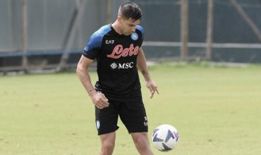 Giovanni Simeone llega al Nápoli y recibe la bienvenida oficial del club
