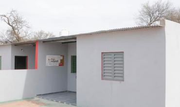 El gobierno riojano maneja $238 mil millones anuales y entrega casas con techos de chapa