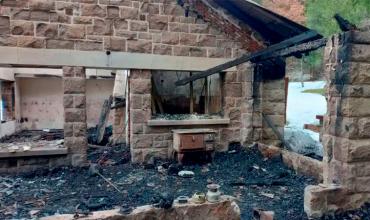 Mapuches incendiaron un puesto de Gendarmería en Villa Mascardi y crece la tensión