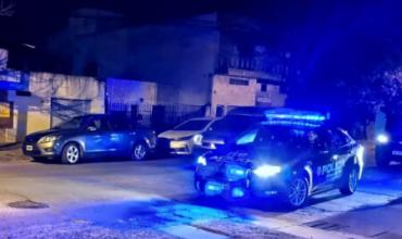 Inseguridad total en Buenos Aires: cinco delincuentes robaron dos autos, asaltaron a un hombre y atropellaron a una mujer