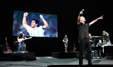 Eros Ramazzotti homenajeo a Maradona en su show