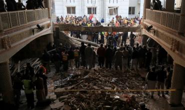 Pakistán: al menos 61 personas murieron en un atentado suicida en una mezquita