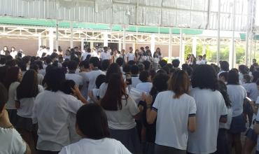 En medio de la ola de calor, estudiantes del Colegio San Martin realizaron una protesta pidiendo ventiladores y aires acondicionados  