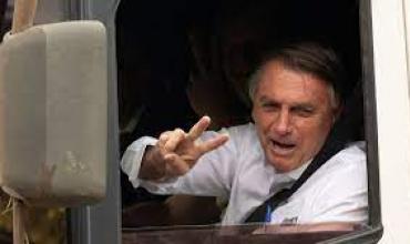 Bolsonaro regresó a Brasil y fue recibido por cientos de simpatizantes en el aeropuerto