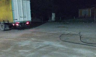 Milagro: Un camión tiro tres postes y dejo a un barrio sin luz