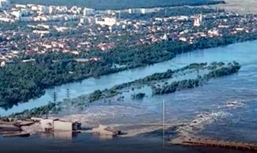 Serias inundaciones en la zona de Ucrania bajo control ruso: hay personas atrapadas y animales muertos
