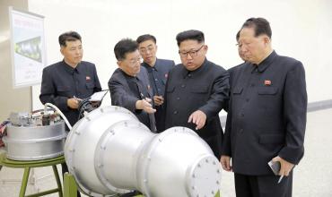 ¿Amenaza o simple recorrido?: Kim Jong-un recorrió las principales fábricas de armas de Corea del Norte y se fotografió probando fusiles