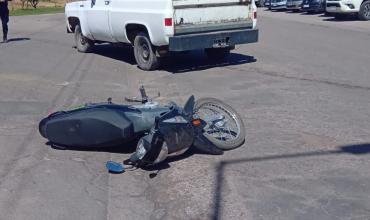 La Rioja: Motociclista chocó con camioneta y debió ser trasladada al hospital