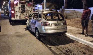 Se incendió un vehículo en avenida San Francisco: buscan una mujer que se llevó un bolso con dinero de la familia afectada