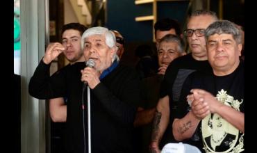 Hugo Moyano denuncia que YPF dejaría sin empleo a 2.000 camioneros