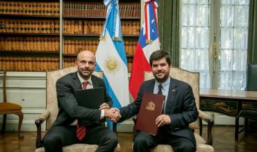 Cielos abiertos: el Gobierno firmó un acuerdo con Chile para impulsar el transporte aéreo entre ambos países
