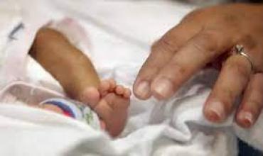 Espanto: una mujer dio a luz en una concesionaria y abandonó al bebé en un cajón