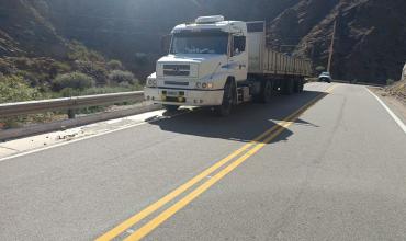 Villa Mazan: Un camión que transporta bidones de aceitunas, perdió algunos en zona de la Quebrada