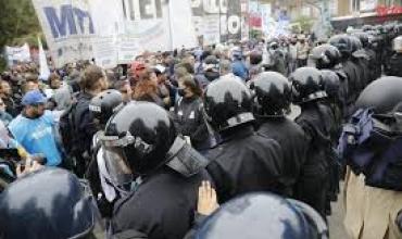 Piqueteros duros marchan cerca de Javier Milei: tensión y presencia policial