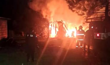 Un hombre prendió fuego su casa con sus tres hijos adentro: la madre de los chicos logró salvarlos