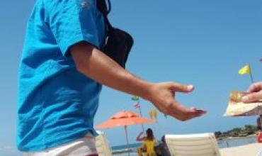 Es argentino y vende milanesas con nombres de futbolistas en las playas de Brasil: “Las de Messi me salvaron”