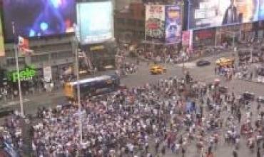 Miles de hinchas argentinos realizan un banderazo histórico en el corazón de Nueva York