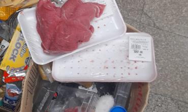 Un hombre quedó demorado por intentar sustraer bandejas de carne de un supermercado  