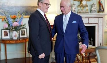 Carlos III confirma a Keir Starmer como nuevo primer ministro de Reino Unido