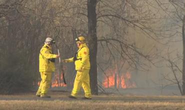 Incendios en Córdoba: se quemaron 13 mil hectareas y los bomberos combaten las llamas con aviones hidrantes