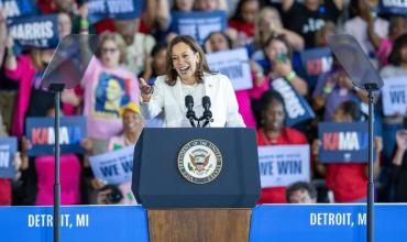 Kamala Harris recauda tres veces más que Donald Trump en agosto y marca un récord histórico