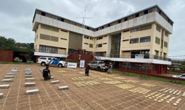 Misiones: detuvieron a policía que transportaba en una camioneta mil kilos de marihuana