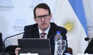 El secretario de Hacienda dijo que el dólar se moverá más lento que el 2% mensual y sugirió que el cepo se levantaría en 2025