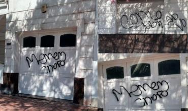 Pintadas en el frente la casa del ex senador Eduardo Menem en La Rioja