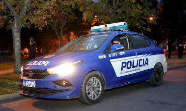 Sorprendieron a una policía consumiendo cocaína en el baño de una estación de servicio en Córdoba