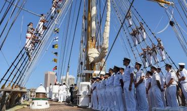 La Fragata Libertad navega rumbo a Barbados con marinos italianos, alemanes y canadienses a bordo