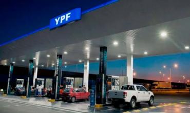 Desde el lunes, YPF baja el precio de los combustibles hasta 3,2% y queda entre los más baratos de la región