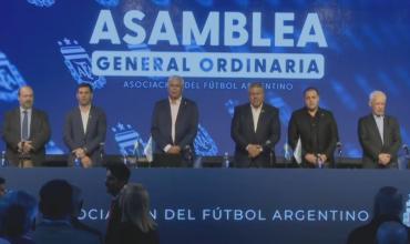 De pie y aclamado por la asamblea, Claudio Tapia fue reelecto y será presidente de la AFA hasta 2028